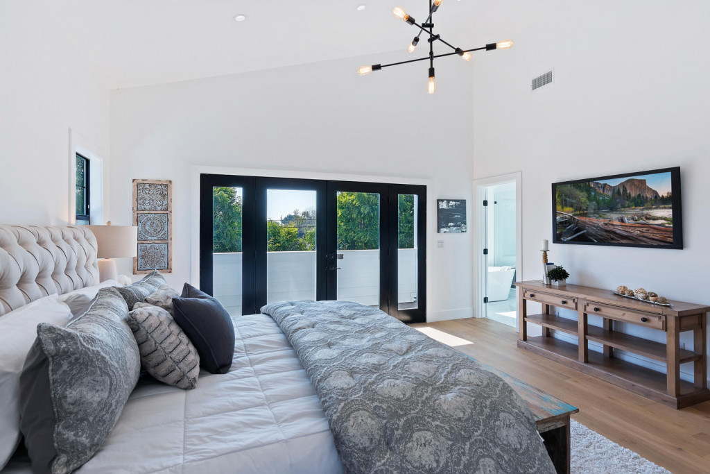 master suite with lamp