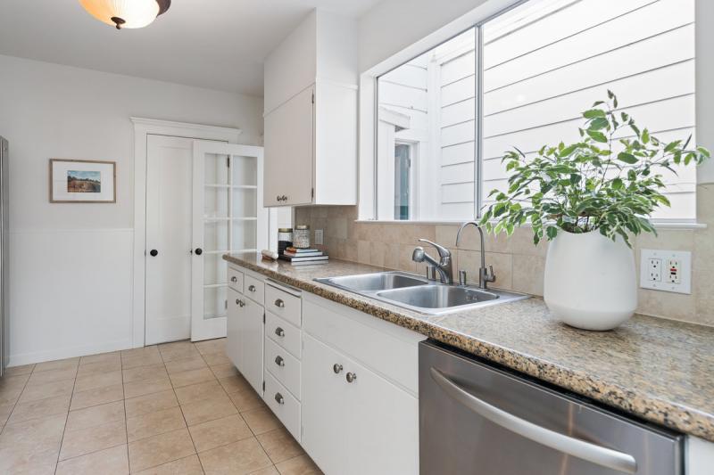 Granite countertop with stainless steel stink