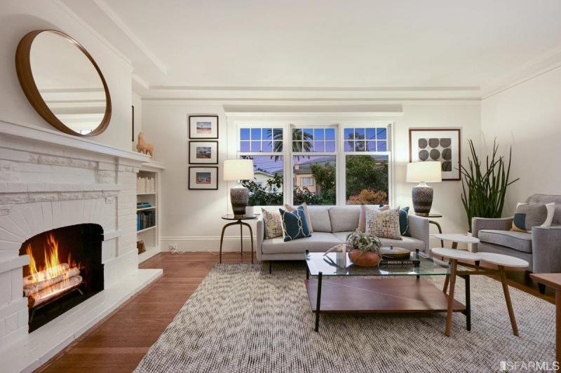 Living room with crown moulding