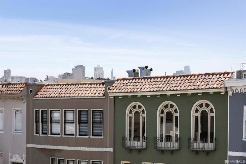 Exterior view of the neighboring homes and San Francisco skyline beyond