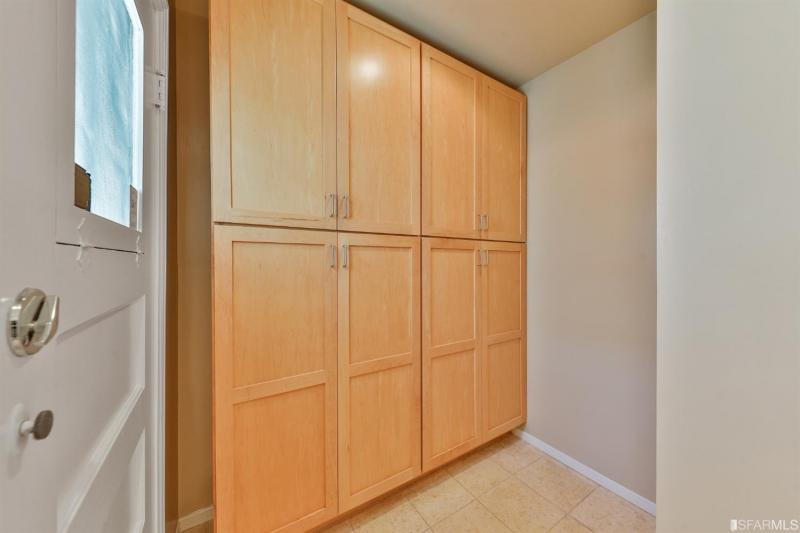 Floor-to-ceiling cabinets 